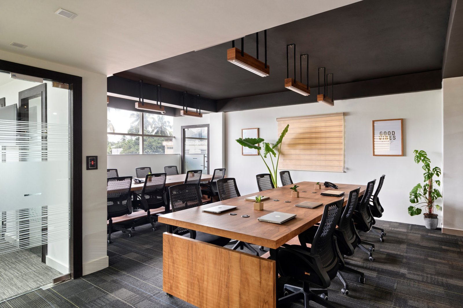 A vibrant collaborative dedicated desk setup in the best coworking space in Thrissur, showcasing an inviting environment for teamwork and creativity.