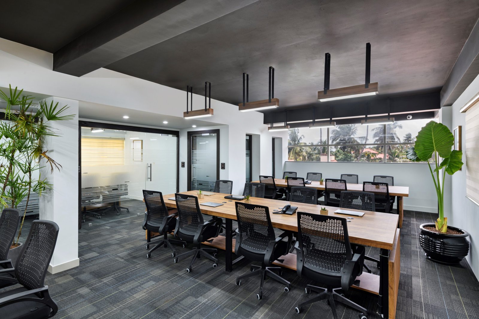 A well-organized collaborative dedicated desk in the best coworking space in Thrissur, designed to enhance focus and encourage collaboration among professionals.